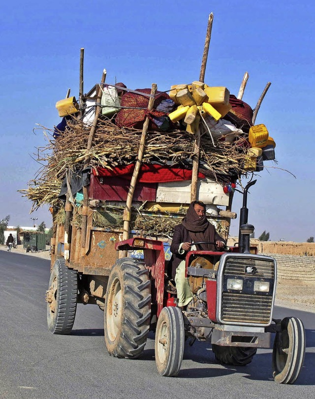 Bewohner fliehen aus Helmand.   | Foto: dpa