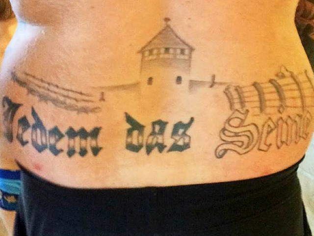 Braune Gesinnung im Spabad: Das Tatto... des Konzentrationslagers Buchenwald.   | Foto: dpa