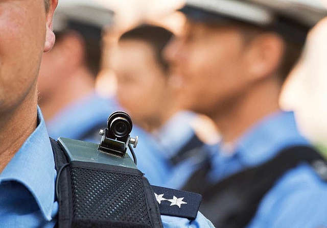 In Baden-Wrttemberg sollen Schulterkameras in Polizeieinstzen getestet werden.  | Foto: Boris Roessler, dpa Picture Alliance