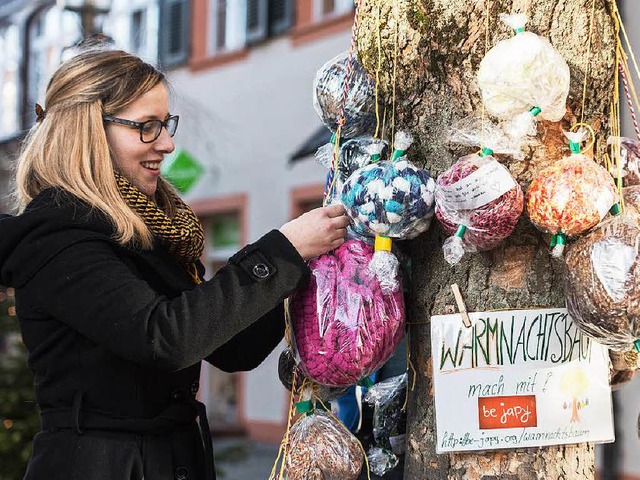 &#8222;Warmnachtsbaum&#8220; mit Geschenken fr Obdachlose in Offenburg  | Foto: dpa