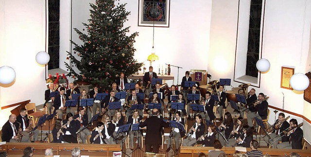 Der Musikverein Knigschaffhausen stim...im Kirchenkonzert auf Weihnachten ein.  | Foto: Privat