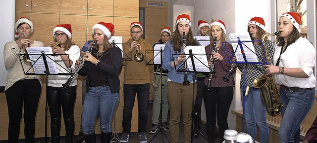 Jungmusiker  spielten bei der Feier Weihnachtslieder.  | Foto: Schweizer