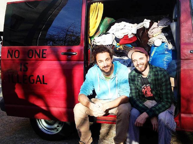Christoph Schmider und Bjrn Mundinger...ien mit ihrem  vollbepackten VW-Bus.    | Foto: PRIVAT
