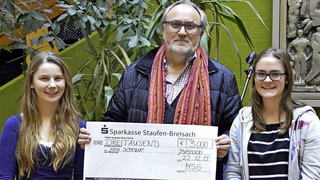 Die Schlersprecherinnen des Breisache...eiwe 3000 Euro fr das Lucy-Hilfswerk.  | Foto: Fotos: Christina Hohwieler