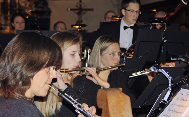 Zwei Orchester harmonierten beim Kirchenkonzert.  | Foto: Herbert Binninger