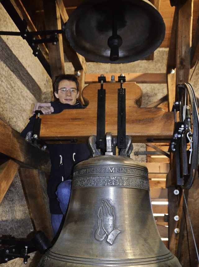 Glockensachverstndiger Johannes Lang ...en die alte Glocke aus dem Jahr  1765   | Foto: Jochen Fillisch