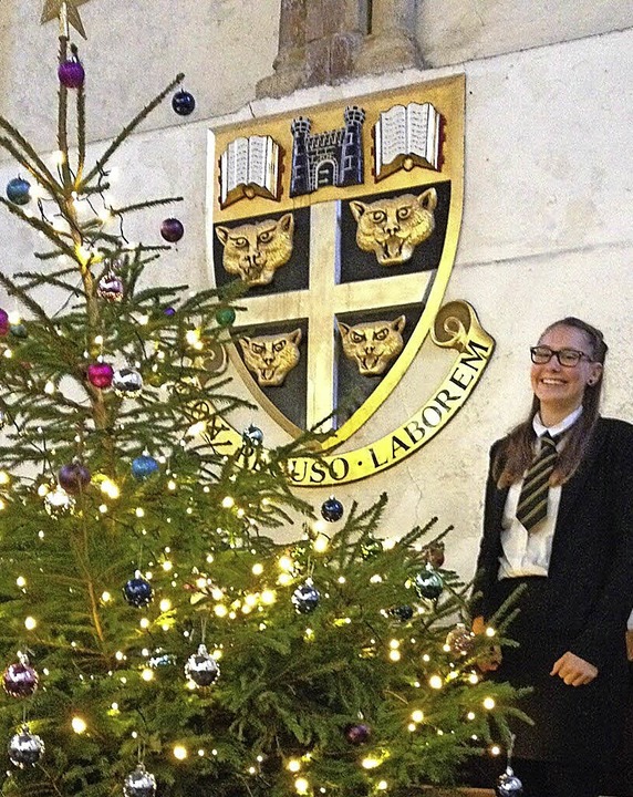 Die 16-jährige Austauschschülerin Fran...eim Weihnachtsball des Dover College.   | Foto: Privat