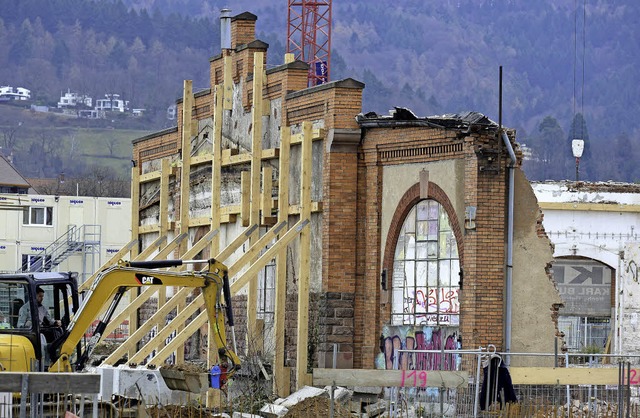 Aufwndig abgesttzt werden muss  die alte Fassade auf dem Gterbahnhofgelnde.   | Foto: Ingo Schneider