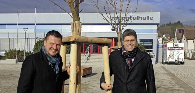 Einen Kastanienbaum  spendete Landrat ..., fr die Gestaltung der Neuen Mitte.   | Foto: Michael Gottstein