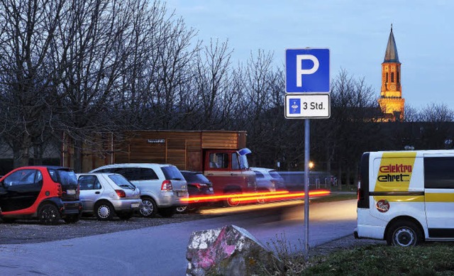 Fr den Parkplatz am Friedhof St. Geor...er beleuchtete Turm der Georgskirche.   | Foto: Thomas Kunz