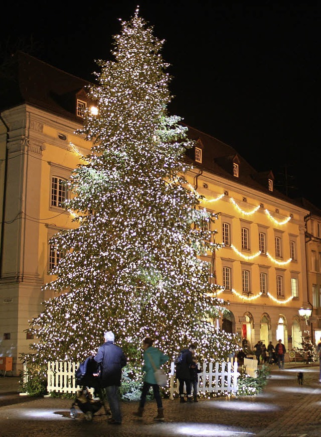 Die Familie steht fr die meisten Befr...hnachtsbaum im Mittelpunkt des Festes.  | Foto: Julia Trauden