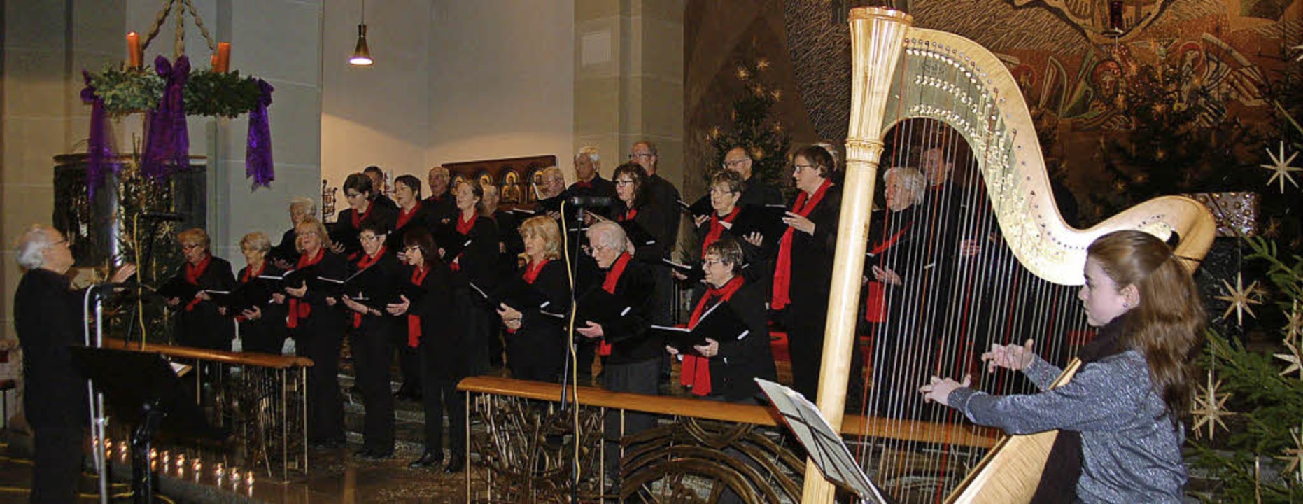 Der Johannes-Chor mit Harfenistin Nata...konzert &#8222;Licht im Advent&#8220;   | Foto: Ulrike Jäger