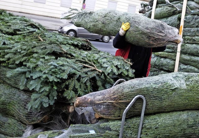 Wohin mit denen, die nicht bis Heiligabend verkauft sind?  | Foto: dpa