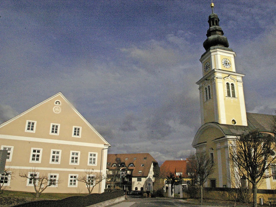 Kirche und Pfarrhaus bilden das Zentru...streng katholischen Dorfes Wenigzell.   | Foto: Norbert Mappes-Niediek