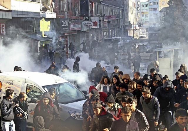Kurdische Demonstranten geraten in der...iyarbakir mit der Polizei aneinander.   | Foto: DPA