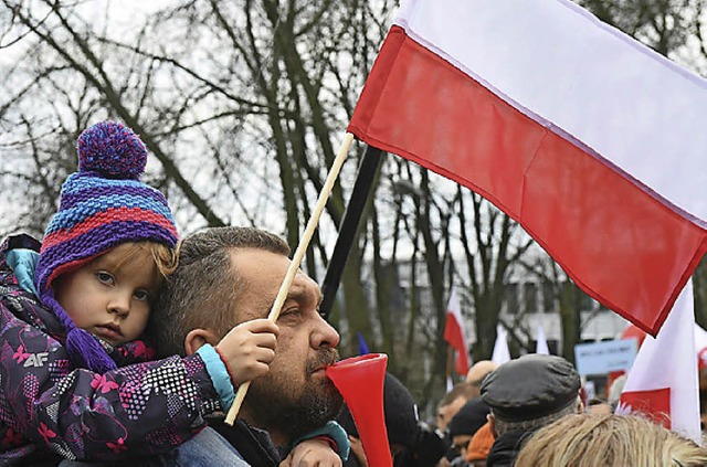 Demonstrierende Polen  | Foto: dpa