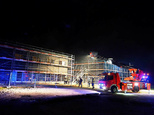 Feuerwehreinsatz auf der Baustelle: Ei...wbisch Gmnd wurde in Brand gesteckt.  | Foto: dpa