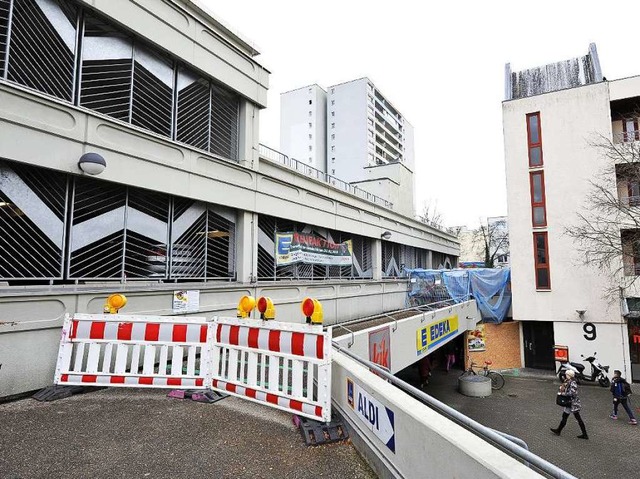 Die Brcke ber die Krozinger Strae, ...e verbindet, ist immer noch gesperrt.   | Foto: Thomas Kunz