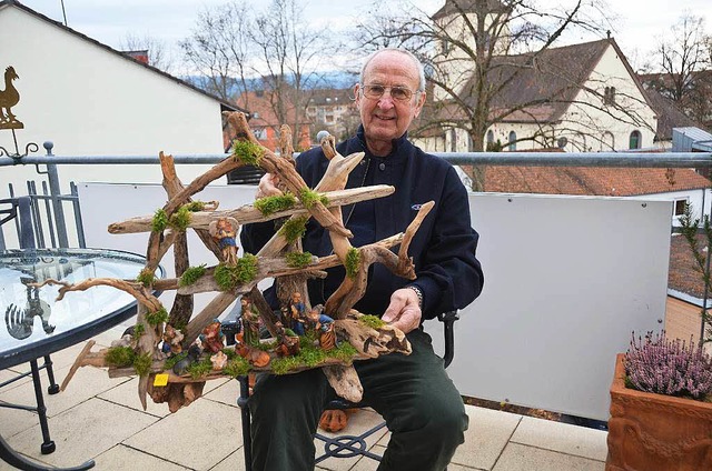 Robert Schmidt mit einer seiner handgefertigten Krippen aus Treibholz  | Foto: Nikola Vogt
