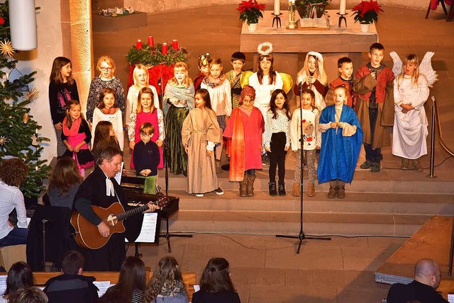 Kinderchor und Grundschulkinder  | Foto: Dieter Erggelet