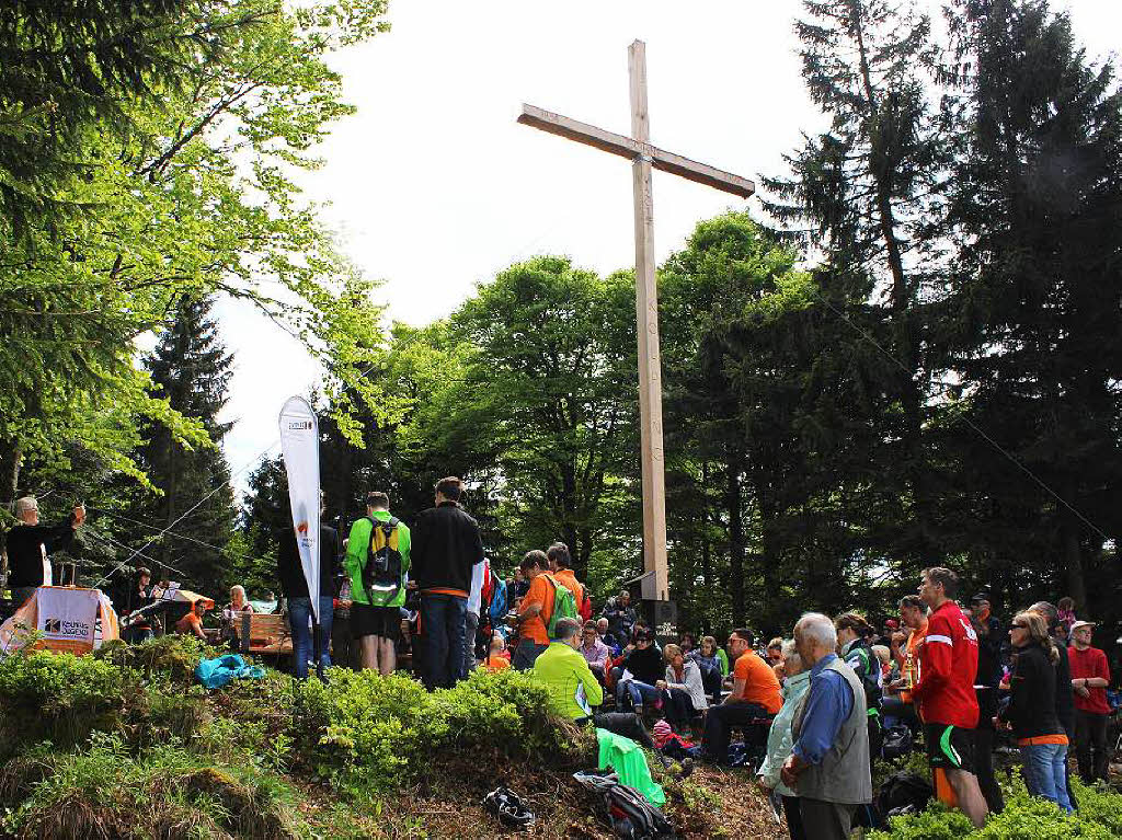 Mai: Auf dem Braunhrnle beim Berggottesdienst rund um das neue Kreuz.
