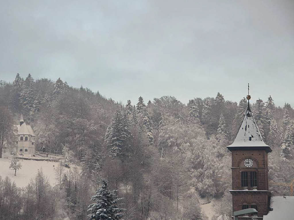 Januar: Die Neunlindenkapelle und St. Nikolaus im Schnee.