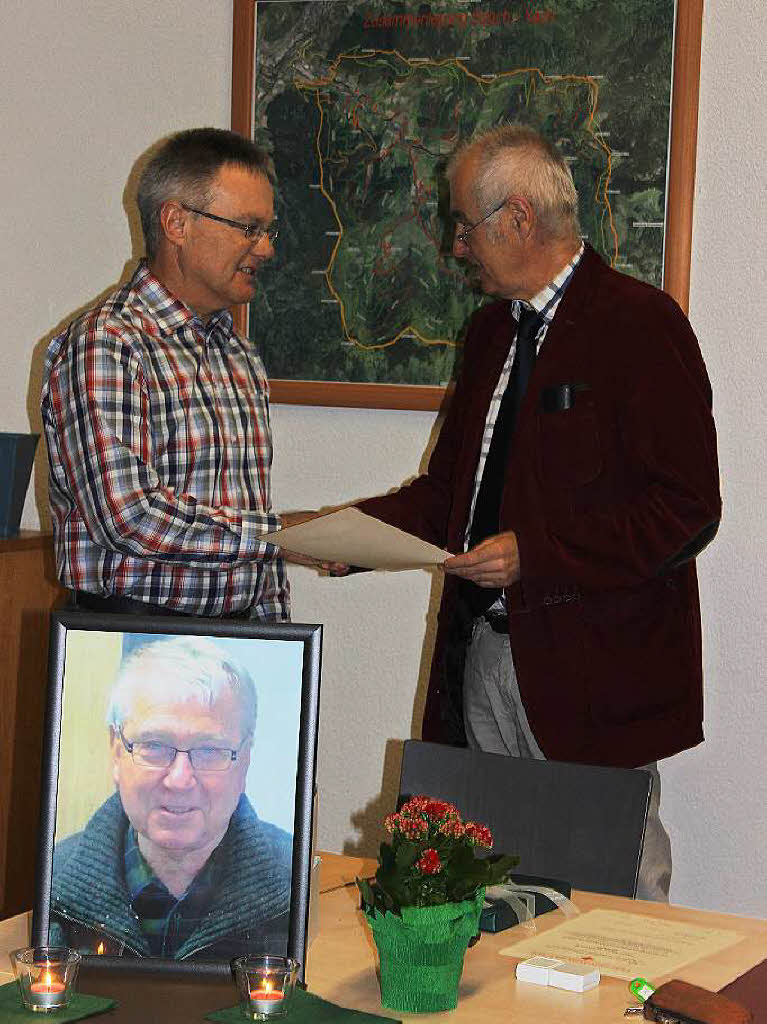 Mrz: Schon 50 Mal Blut gespendet hat Martin Herr (links), dem der Yacher Ortsvorsteher Josef Wernet dankte. Im Vordergrund ein Foto des verstorbenen  Karl Schrimpf.