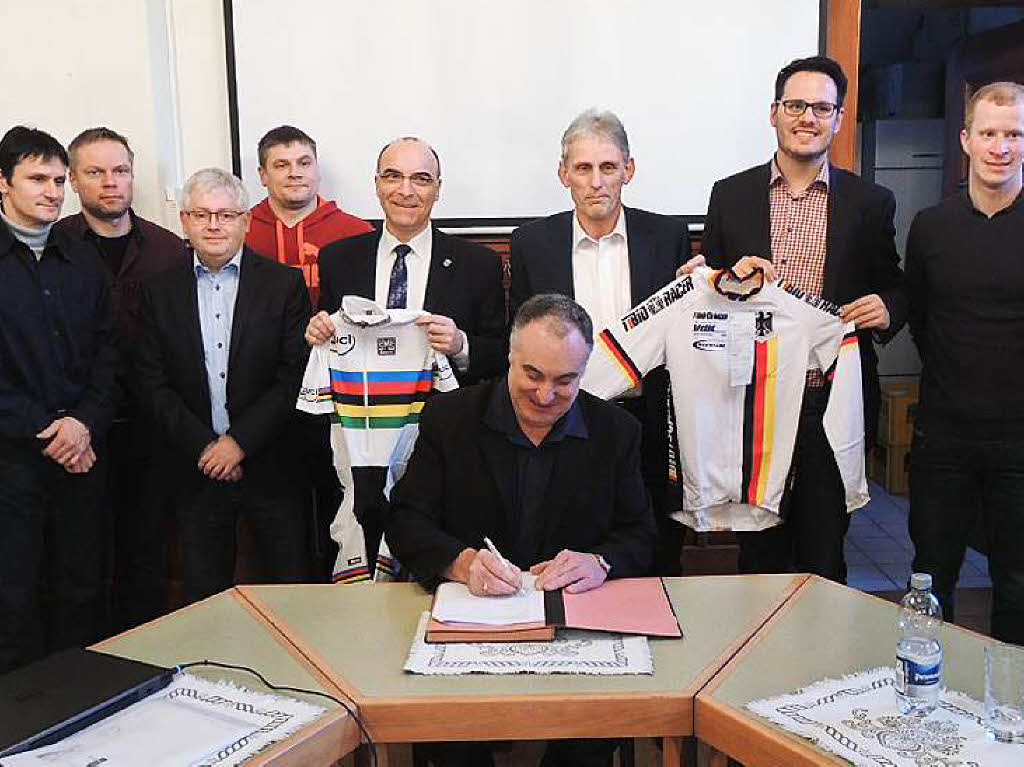 Februar: „Wir stehen hinter Dir“ verdeutlichten bei der Unterzeichnung des Vertragswerks mit dem Weltradsportverband durch den Vorsitzenden des Radfahrvereins Concordia Prechtal.