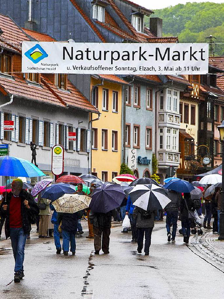 Mai: Naturparkmarkt in Elzach 2015 mit dem verkaufsoffenen Sonntag.
