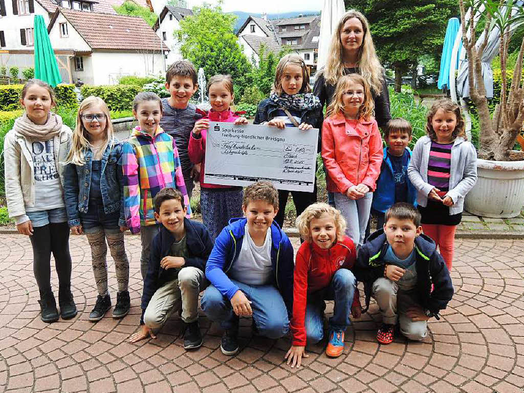 Mai: Stolz prsentierten die Kommunionkinder ihren groen Spendenscheck. 510 Euro hatten sie gesammelt und bergaben das Geld Melanie Klausmann von der Lebenshilfe-Werkstatt.