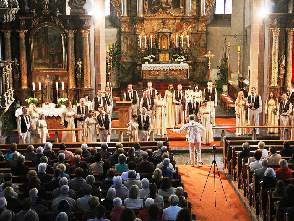 Mai: Die auerordentlichen Gesangsknste des Oreya-Chors aus der ukrainischen Stadt Zhytomir beeindruckten auch das aufmerksame Publikum in der Elzacher St. Nikolauskirche auf’s Hchste.