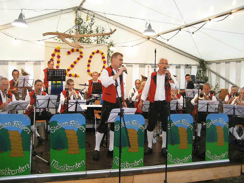 Juni: Eigens fr das Jubilumsfest des Musikvereins Yach fanden sich die „Siebenfelsenmusikanten“ zu einem Revival zusammen - zur Freude und Begeisterung des Publikums.