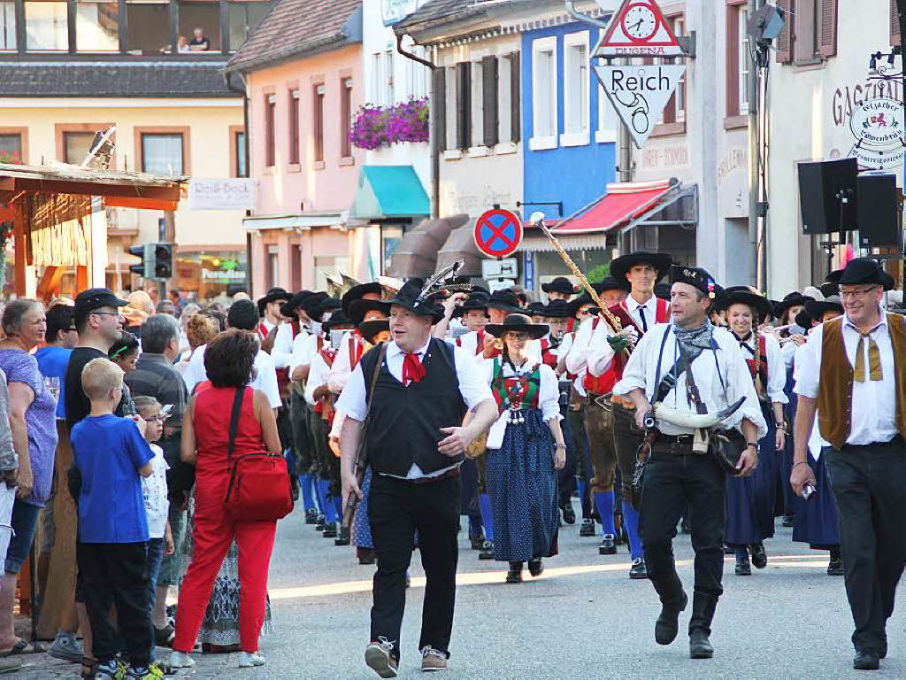 August: Die Elzacher zu ihrem Stadtfest ein.