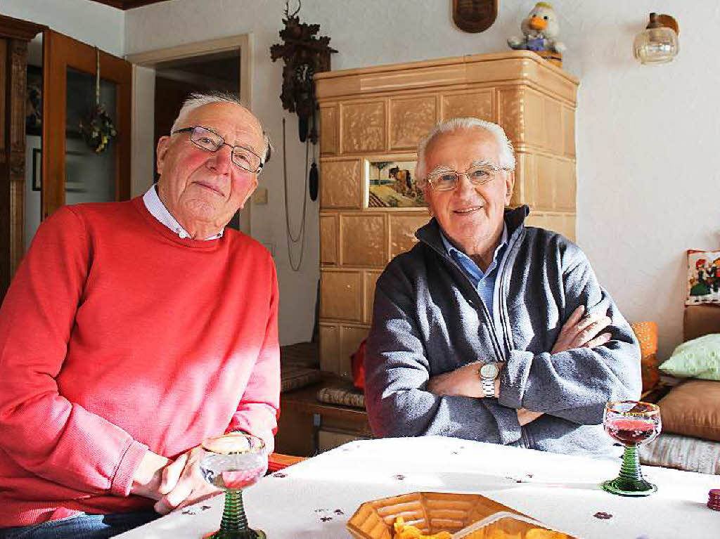 November: Zwei alte Hirtenbuben: Herbert Schill (links) und der ehemalige Ortsvorsteher von Yach, Leo Burger, hier im Vogtshof.