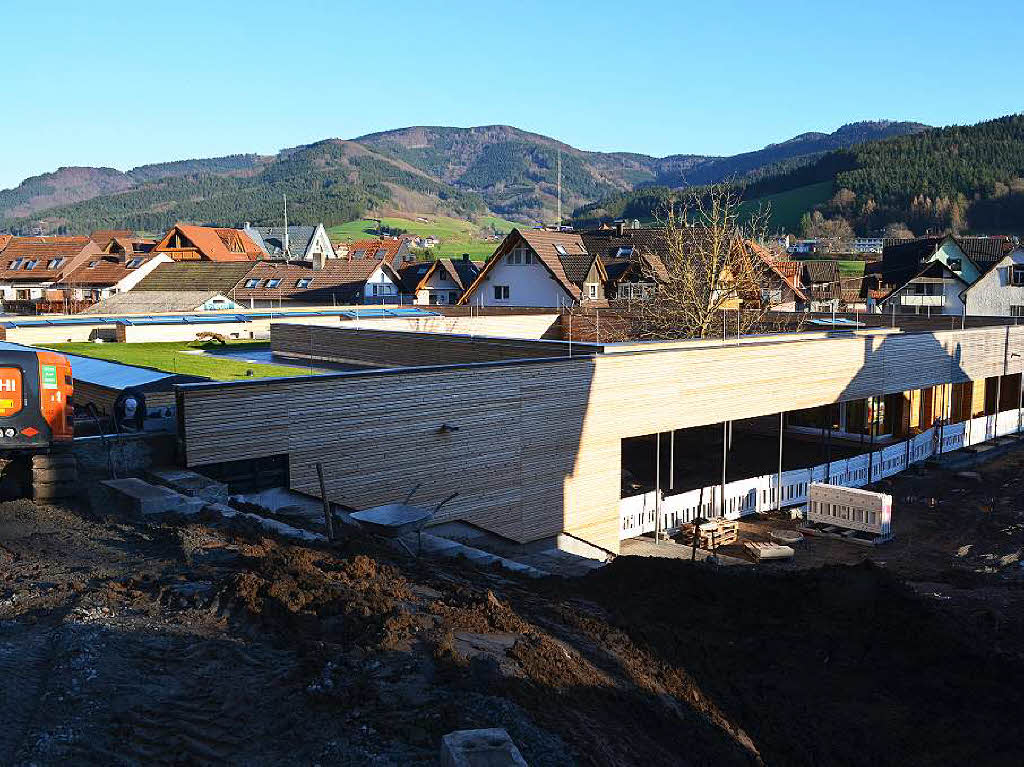 Dezember: Blick vom Bergacker aus auf den neuen Kindergarten St. Nikolaus mit dem Atrium in der Mitte. Die Arbeiten an den Auenanlagen sind noch im Gang.