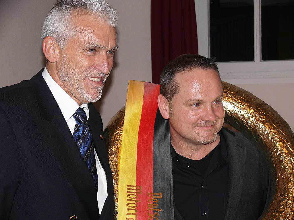 Dezember: Thomas Wiedemann aus Elzach wurde Deutscher Historischer Motorradmeister in der Clubsportklasse. VFV-Prsident Alfred Haas (links) gratulierte.