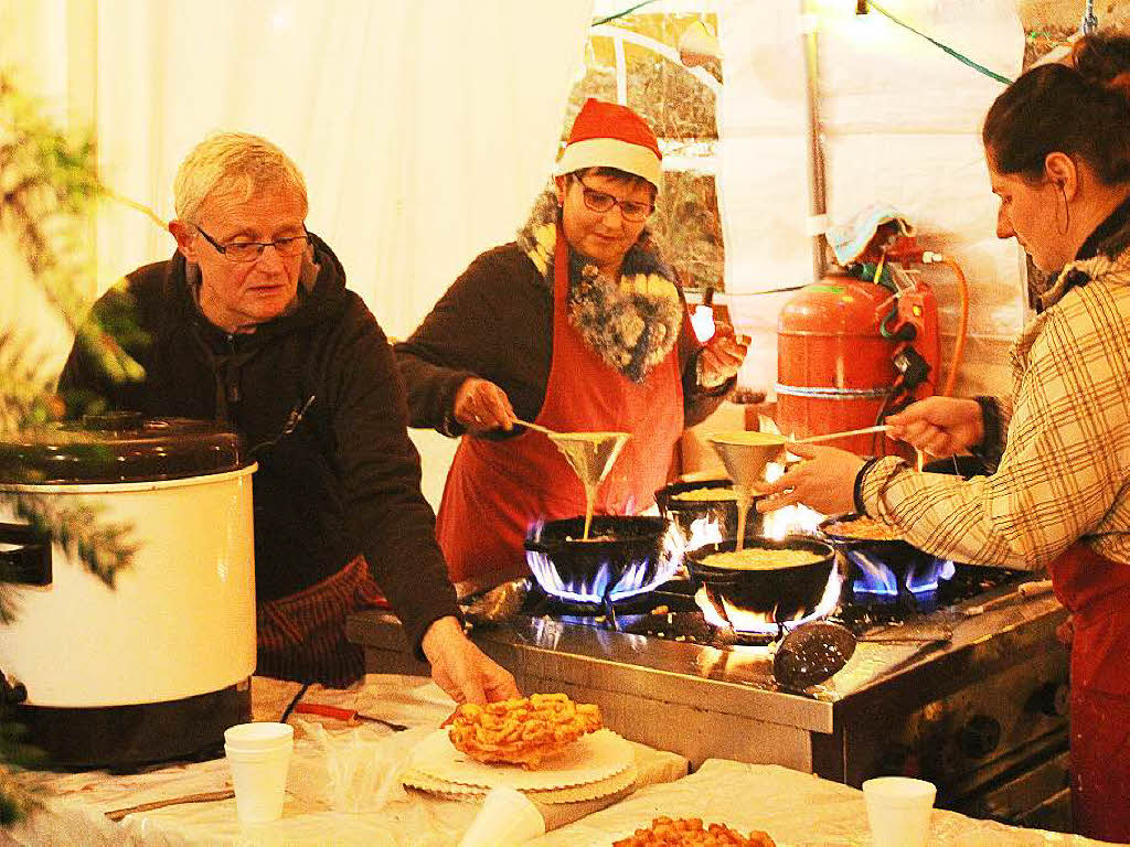 Dezember: Der Mnnerchor war mit einer Delegation zu Gast in der Elzacher Partnergemeinde Vill im Elsass. Auf dem dortigen Weihnachtsmarkt boten die Elzacher die berhmten Striebli und pfelkchle von Christa Weber an.