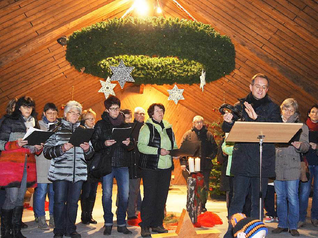 Dezember: Beim Adventsmarkt in Oberprechtal: Nicht nur Advents- und Weihnachtslieder, sondern auch Gospels hatte der Kirchenchor auf Lager.