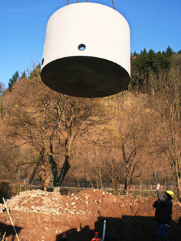 April: Mit uerster Przision wurden die drei jeweils 11,5 Tonnen schweren Schwallbecken fr die neue Wasseraufbereitungsanlage im Freibad   Gutach von einem Schwerlastkran eingesetzt.
