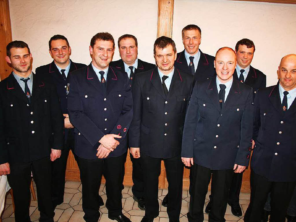 Februar: Der neu gewhlte Ausschuss der Freiwilligen Feuerwehr Abteilung Siegelau mit ihrem Abteilungskommandanten Anton Thoma (4. von rechts) und Brgermeister Urban Singler sowie Gesamtkommandant Stefan Kaltenbach (von rechts).
