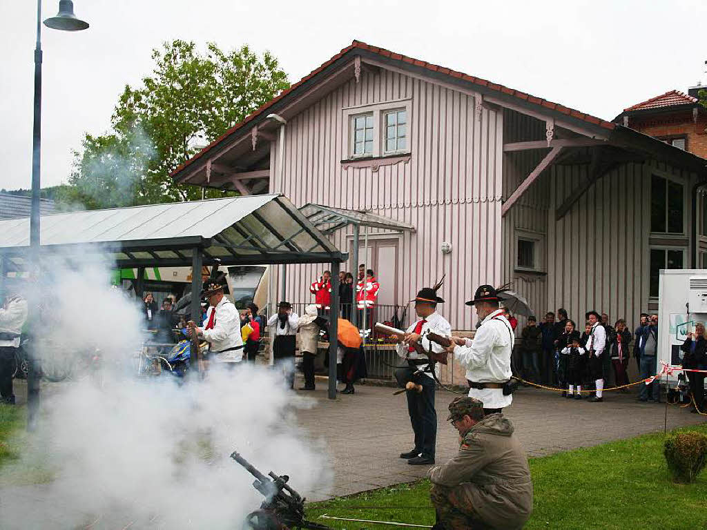 Mai: Der Bllerschtzenverein Altdorfer Revoluzzer, die als der Baum stand den Mai einbllerten mit dem „Salut“-Schuss zum Schluss