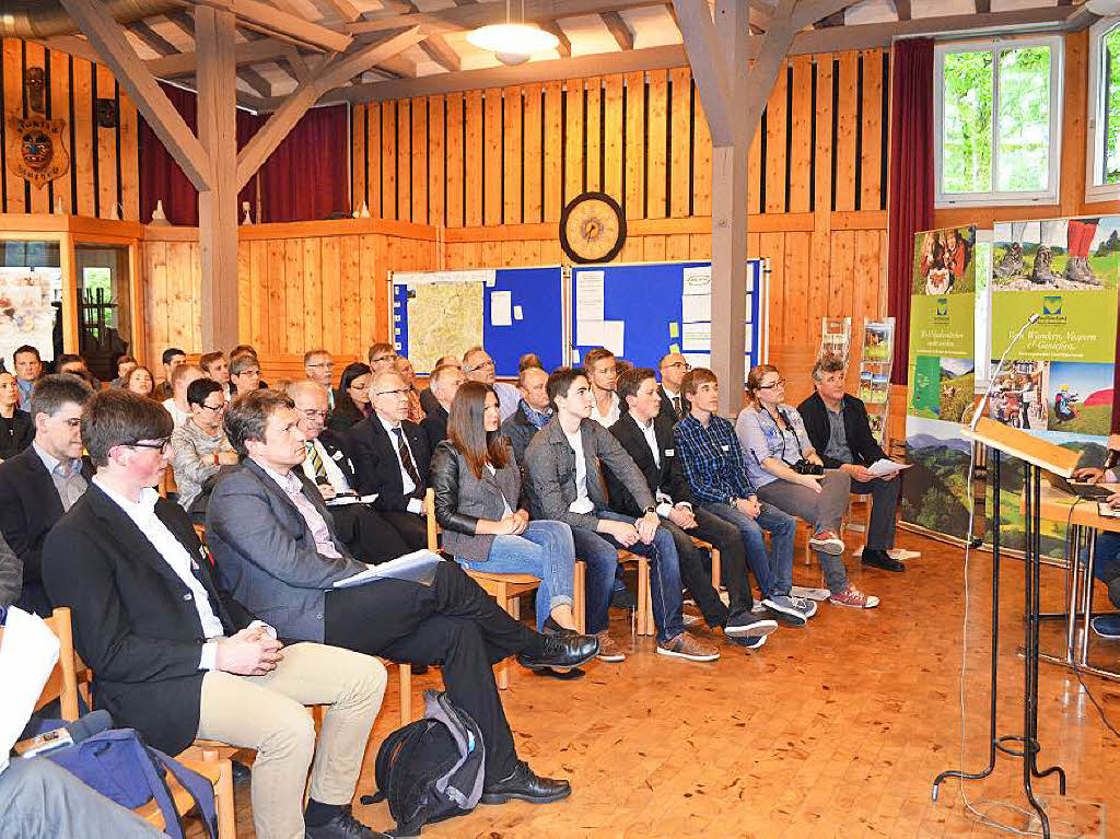 Mai: Die Referenten von „Flinc“ und Sdbadenbus bei ihrem Vortrag vor den Jugendlichen des Rates der Jugend und anderen Teilnehmern der Mobilittskonferenz in Gutach.