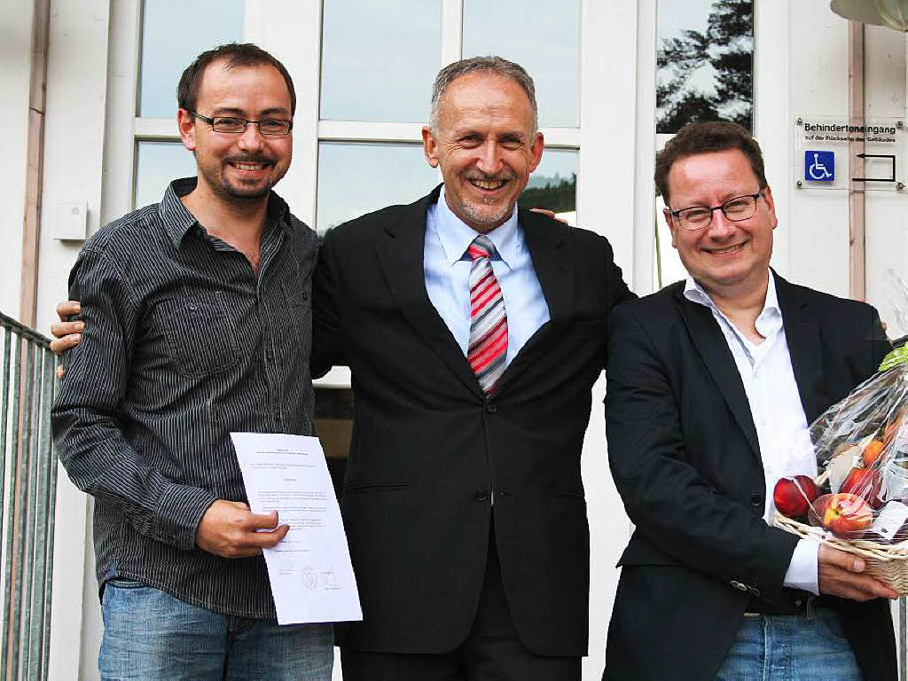Juni: Brgermeister Urban Singler (links) verabschiedete Sebastian Rtzer mit viel Anerkennung fr seine kommunalen Leistungen aus dem Gemeinderat.