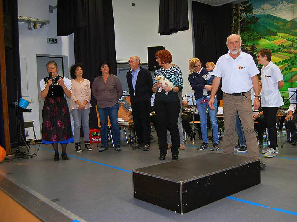 Oktober: Musikvereinsvorsitzende Gudrun Moser-Schwab (links) moderiert den „Hammeltanz“ bei der Blibicher Kilwi ein.