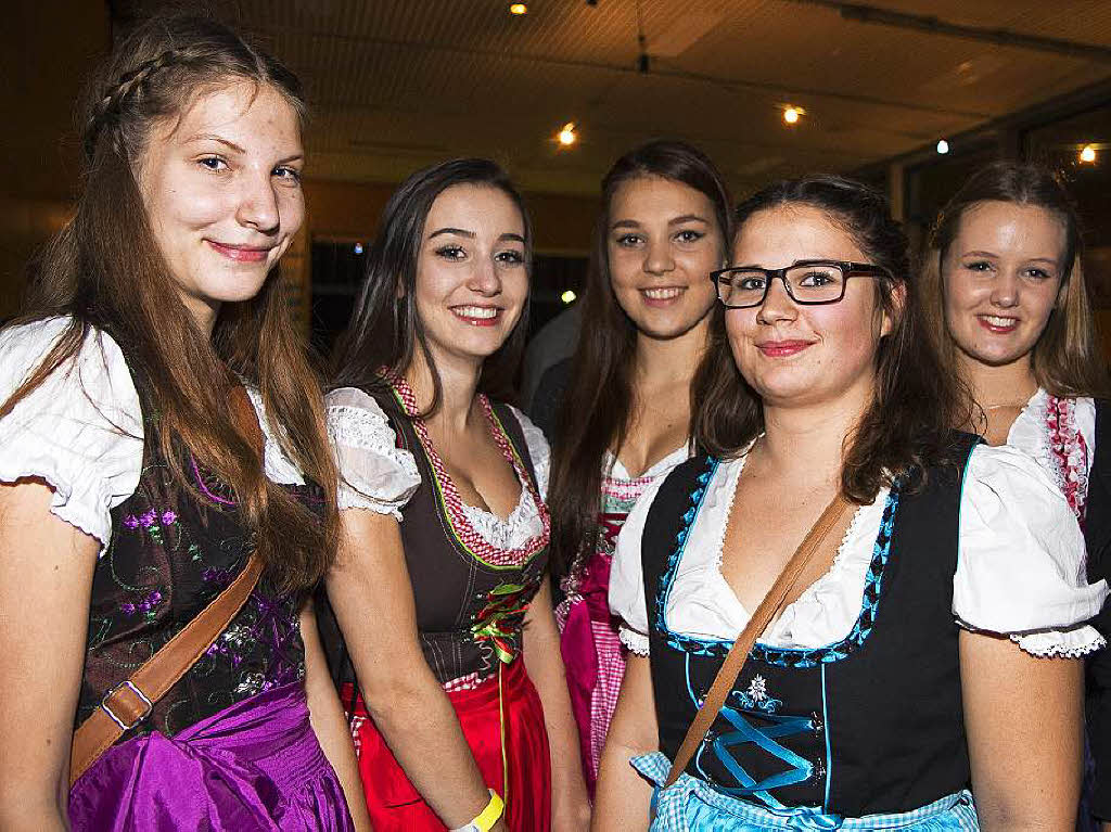 Oktober: Fesch schau’ns aus: „Madl’n“ beim Oktoberfest in Bleibach.