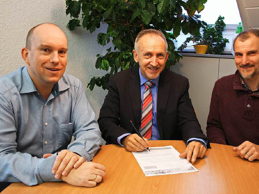 Oktober: Brgermeister Urban Singler (Mitte) unterzeichnete die Mitgliedsurkunde in Anwesenheit des Vorsitzenden Gernot Limberger (links) und seines Stellvertreters Frank Krause.