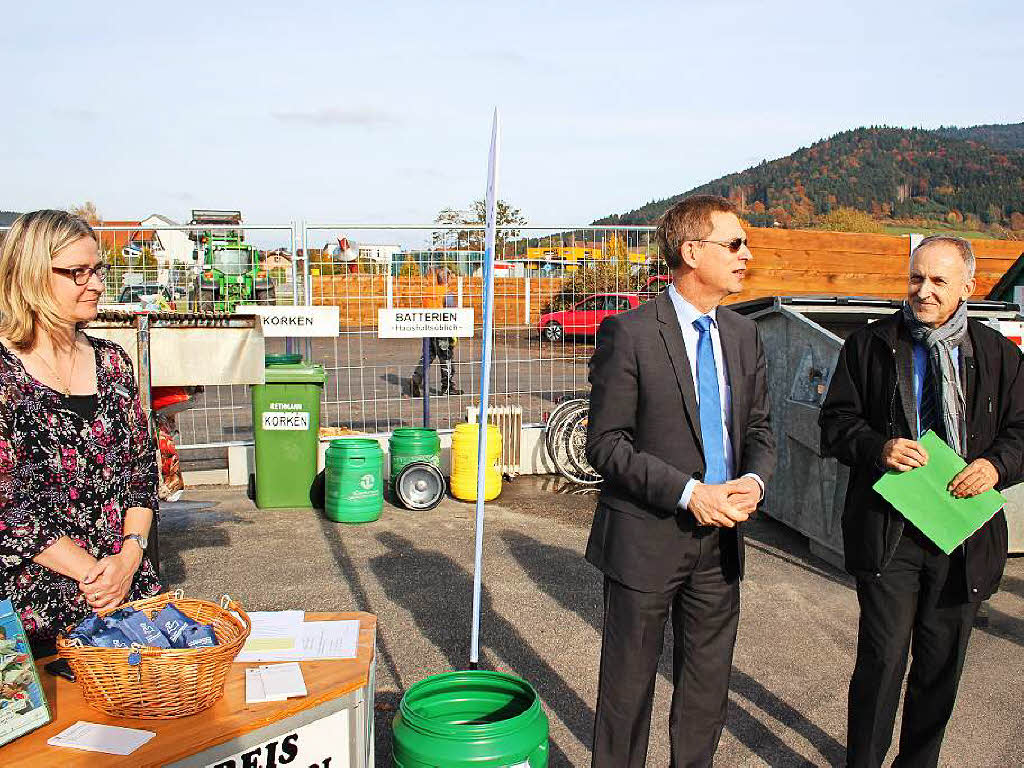 November: Der neue Recyclinghof/Grnschnittplatz wurde  von Landrat Hanno Hurth (Mitte) und Brgermeister Urban Singler erffnet. Anne Marie Bastuck (links) ist im Landratsamt fr die Recyclinghfe   zustndig.