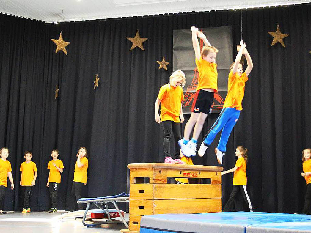 Dezember: Tanz und Akrobatik von der Kinderturngruppe (Erst- und Zweitklssler) im Turnverein Mittleres Elztal, einstudiert von Sabine Bhler, bei der Nikolausfeier in Bleibach.