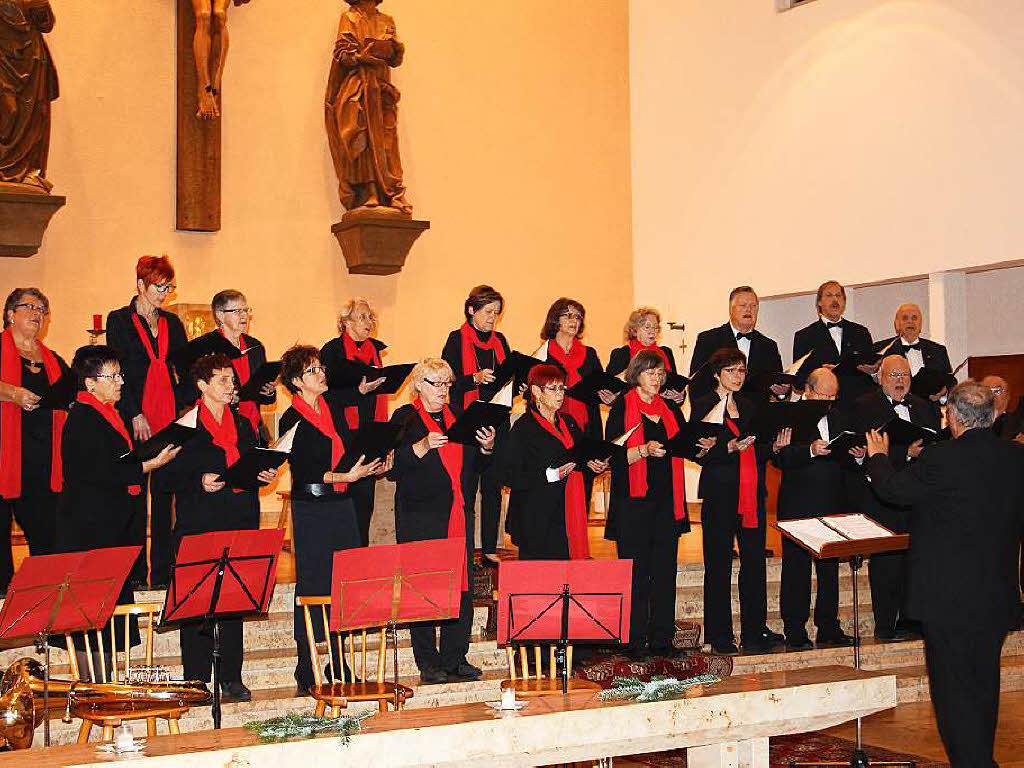 Dezember: Ein besinnliches und gesanglich hervorragend dargebotenes Adventskonzert bot der Chor La Musica in der Kirche St. Michael unter der Leitung von Hermann Schill.