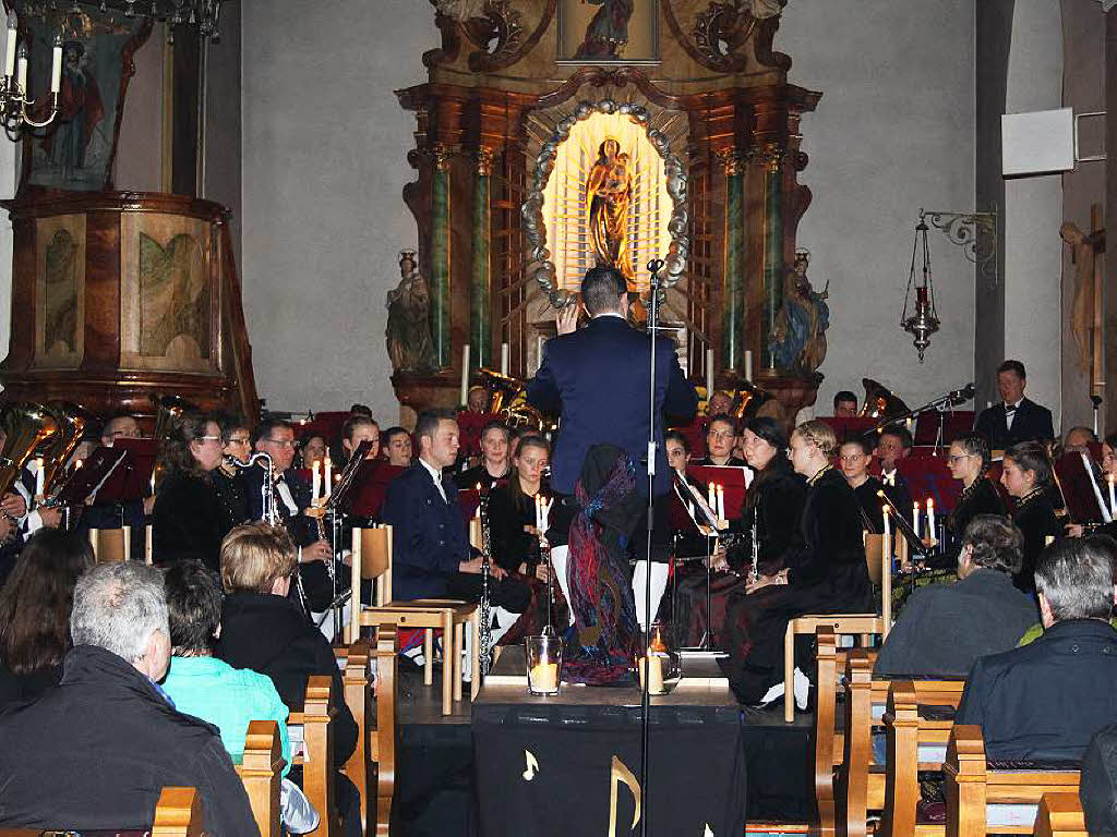 Dezember: Unter der Leitung von Stephan Wehrle bot der Musikverein Trachtenkapelle Siegelau ein anspruchsvolles Adventskonzert in der Kirche St. Vitus, mit dem Kirchenchor unter der Leitung von Gareth Reaks.